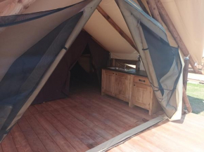 Tente Lodge pour 5 personnes en bordure de la rivière Allier au sein d'un petit camping